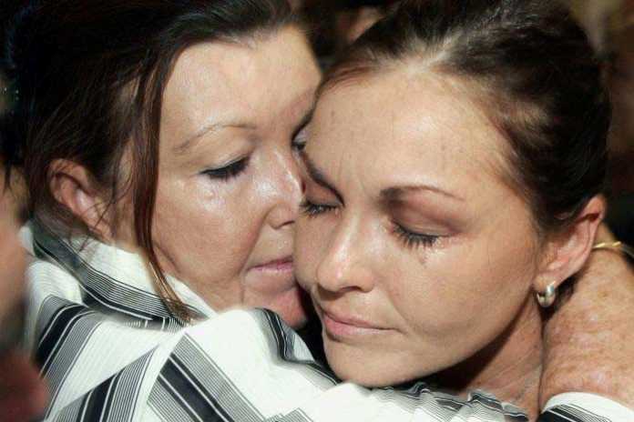 Schapelle Corby and mother Rosleigh (Image Source : abc.net), crowdink.com, crowdink.com.au, crowd ink, crowdink